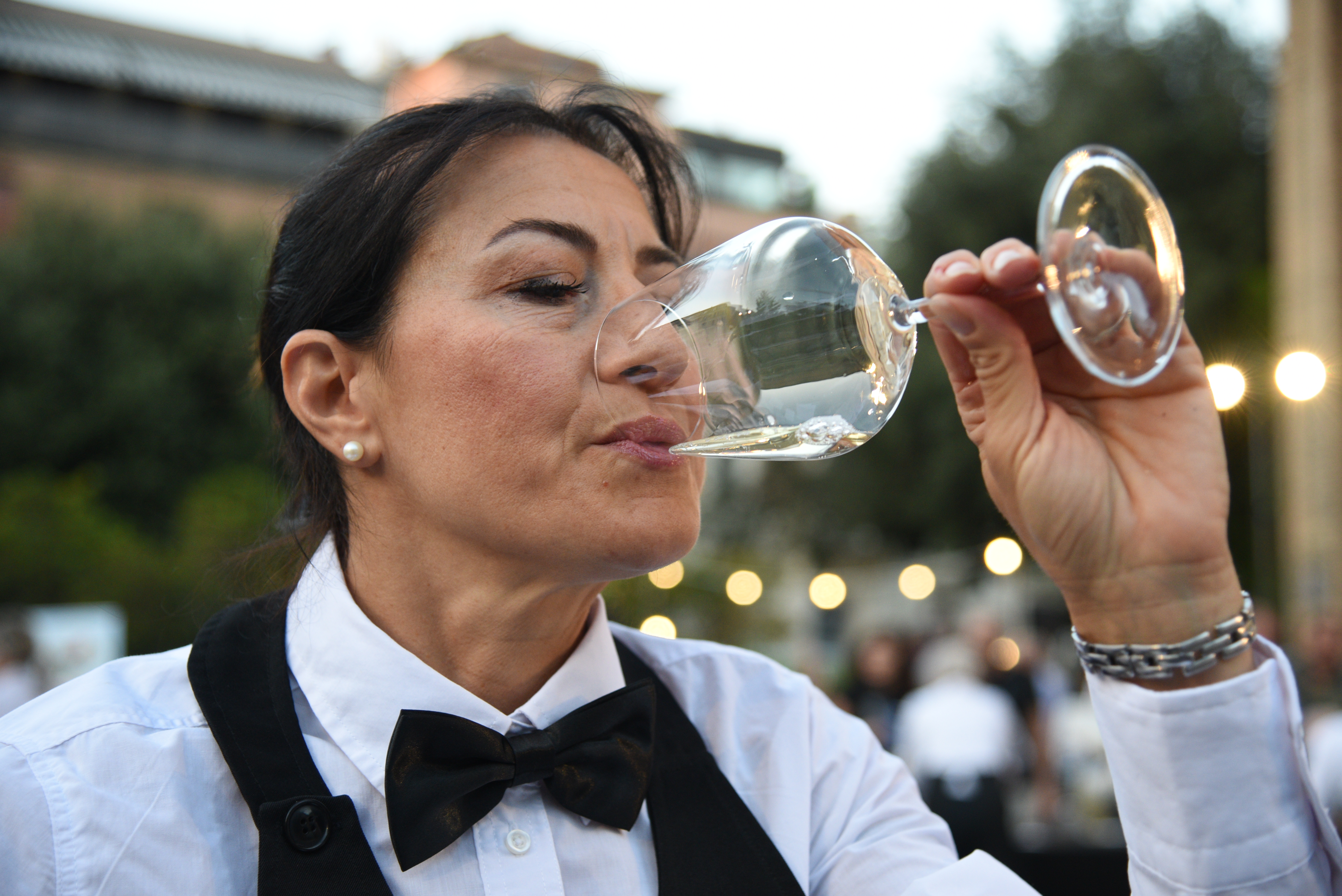 Canada, sommelier prova ad aprire champagne con coltello da cucina